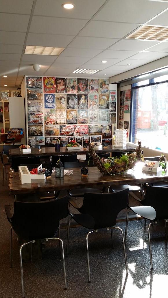 Vandaag prachtige mooie nieuwe tafels geplaatst in onze koffie hoek