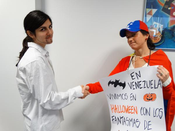 evaSantosG's tweet photo. En mi oficina celebramos Halloween y pasan cosas como ésta. Muy loco todo. @ahorapodemos @Pablo_Iglesias_ http://t.co/9KOiooiKRQ