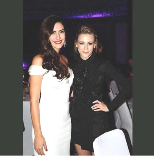 ssFanss's tweet photo. #SerenaySarıkaya #BerguzarKorel #AyakliGazeteOdulleri http://t.co/sABbh7IwBF