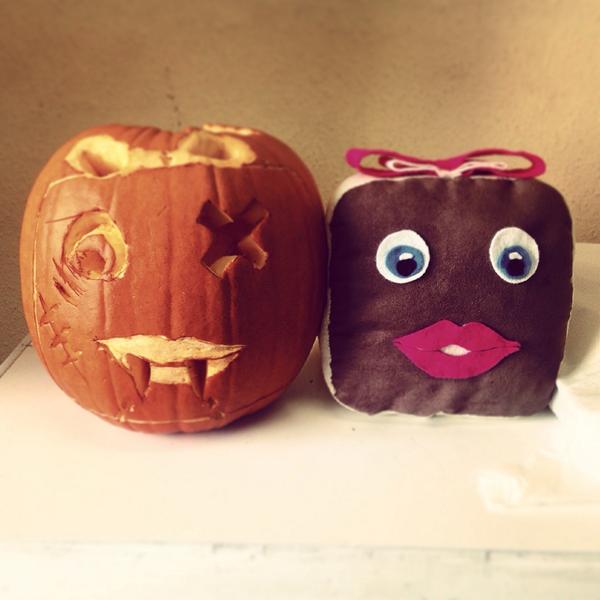 BridgetHeaven's tweet photo. @brownieheaven @RebelsSmokeHse - here's my Zombie Pumpkin that I made! Look familiar? http://t.co/rKZQKi5jnu