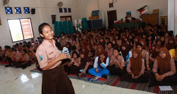 koran_jawapos's tweet photo. Yup, roadshow terakhir UBS DetEksi-Con 2k14 hari ini di @SMPN4SURABAYA . Duh senyumnya kagak nahan deh :))) http://t.co/etTJl9dcn3