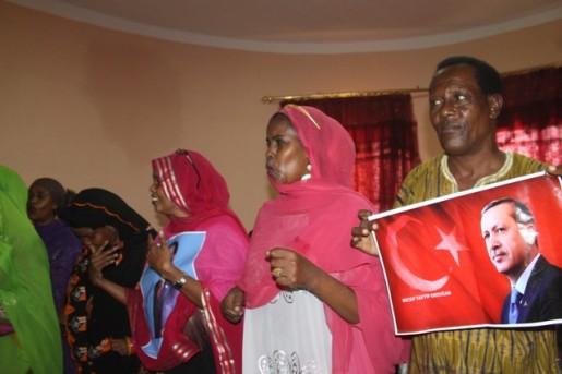 Dahirkulane's tweet photo. Mayor of #Mogadishu #Mungaab Welcomes #Turkish Amb @olganbekar to #Hiliwaa District http://t.co/8djbxbqtoA