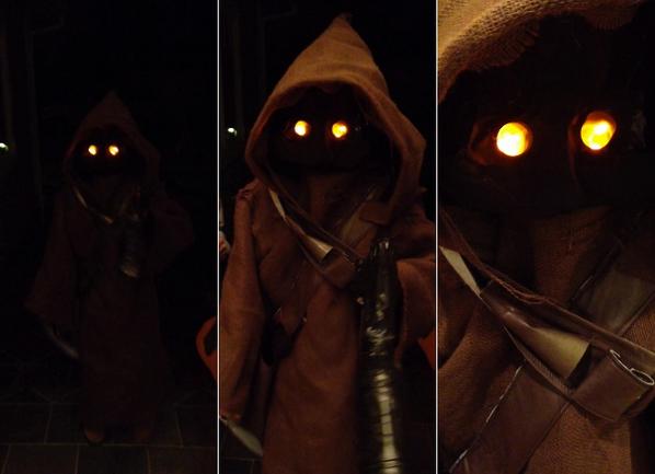 Unwindly's tweet photo. Daughter Wants To Be A Jawa For Halloween. Parents Deliver. http://t.co/MhWInX4fKa via @Unwindly #Halloween #StarWars http://t.co/GvuUyZJgWl