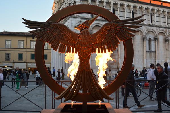 HungerGamesIta's tweet photo. Il FUOCO della ribellione continua a bruciare al #LuccaCG14: http://t.co/yDeqb6LDdl. #LaGhiandaiaèViva #SelfieDiFuoco http://t.co/EV6l6w03hd