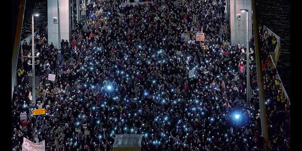 saulocorona's tweet photo. #Hungary suspends #InternetTax after huge protests: http://t.co/4pu7c8XeEB #Budapest #Orban #internetado #netado http://t.co/HmFQrOnWRL