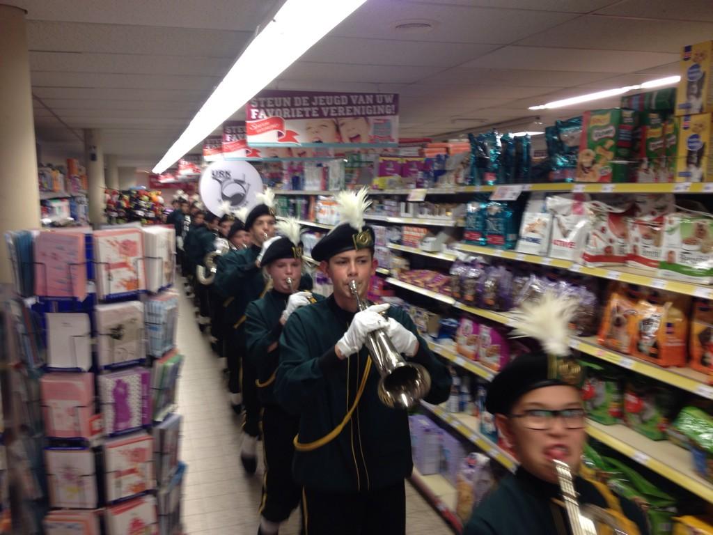 showbandurk's tweet photo. Jeugdkorps speelt in Boni ivm jeugdsponsoractie. http://t.co/x6jwsGnekB