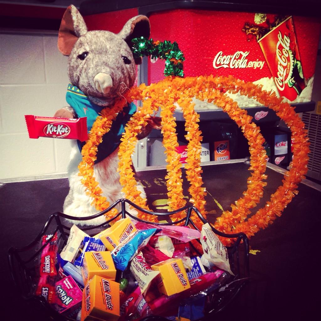 RJBiscotti's tweet photo. Ratty Halloween! Hope it's all treats, no tricks! 🐭🎃 #HappyHalloween #RJBiscotti http://t.co/hJFA1liNxU