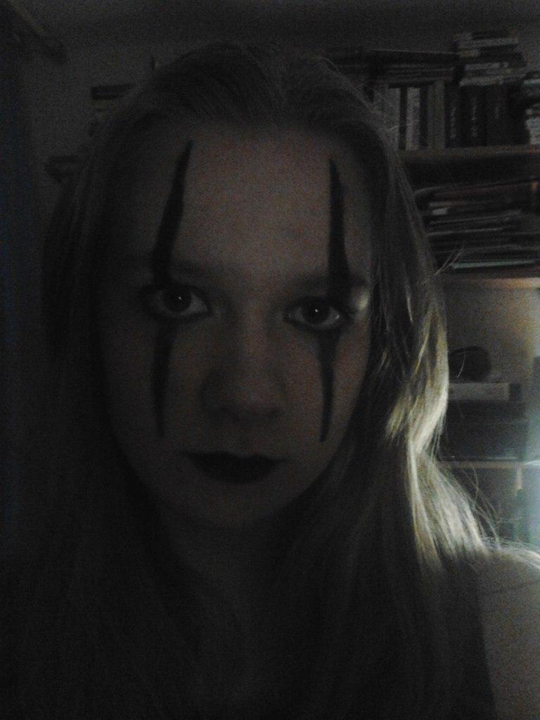 sofkaleto's tweet image. я накалякала себе грим:DD