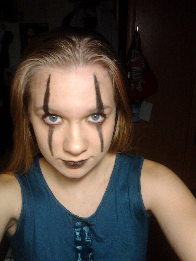 sofkaleto's tweet image. я накалякала себе грим:DD