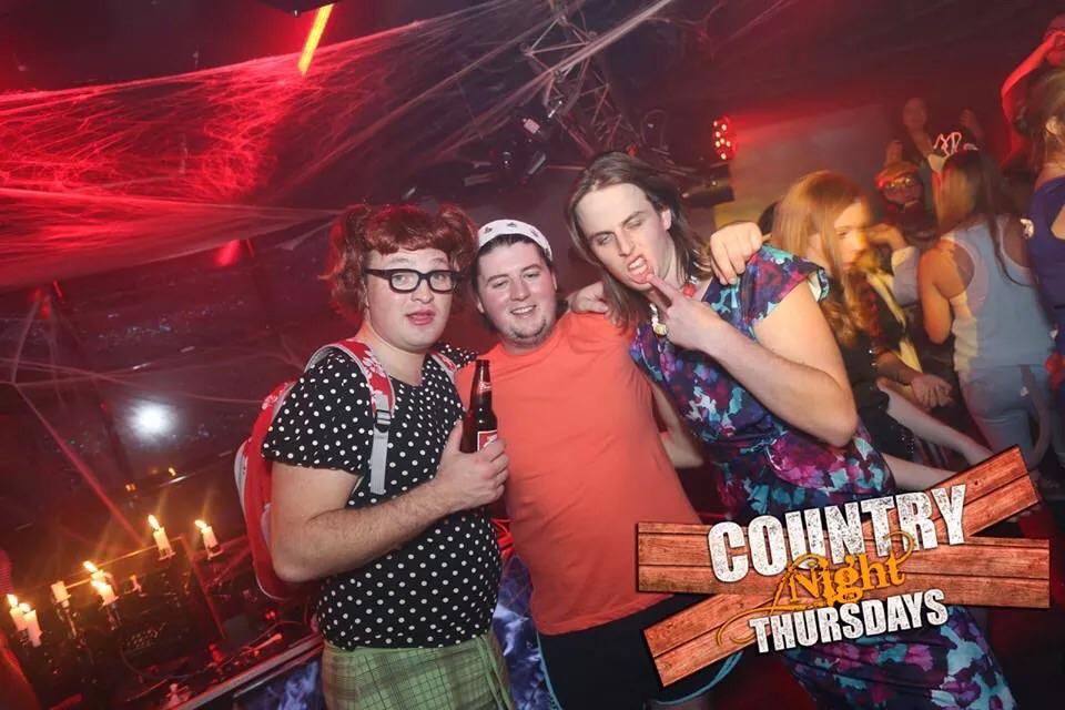 Gradeabeef15's tweet photo. when ya see a girl at the bar with the same outfit as u on.  @MANNS_MACHINE http://t.co/m6g26Uy1Ls
