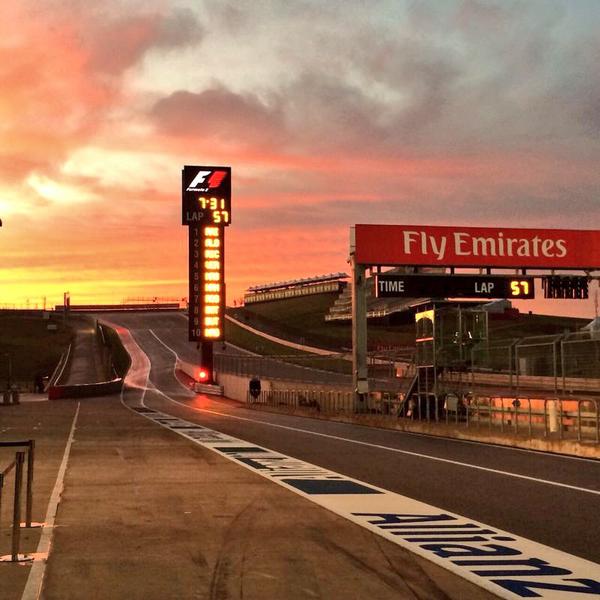 WilliamsF1's tweet photo. A dramatic Texan sun rise @circuitamericas this morning as we gear up for #FP1 with @FelipeNasr back in the FW36 http://t.co/CByl9KOjv6