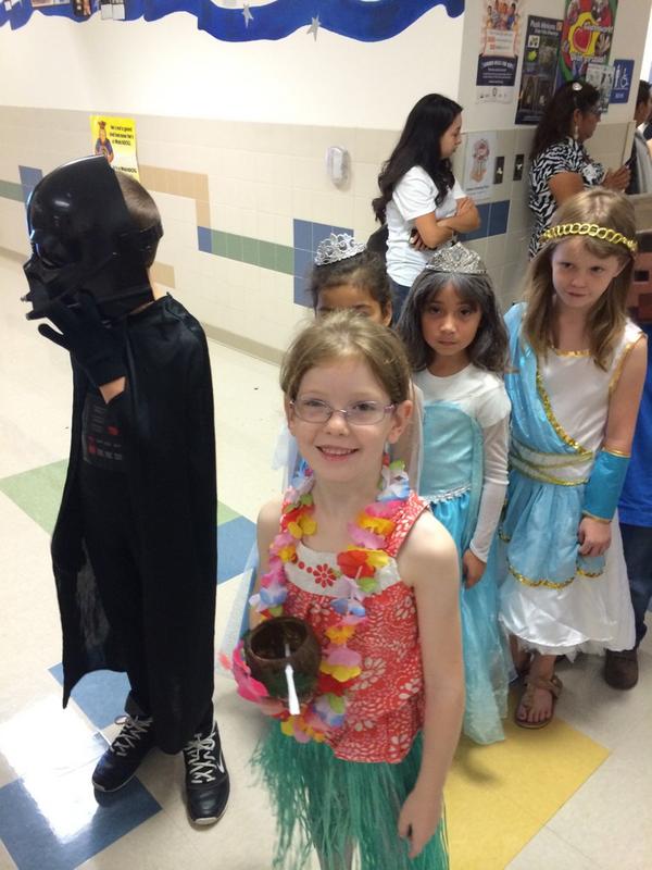 DyerrRob's tweet photo. Mitchell Halloween Parade! Kids, parents and staff had a great time! @GeorgetownISD @MitchellPTA http://t.co/gJ1mpxjKRo