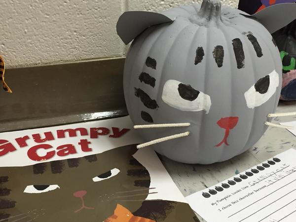 KristaMBender's tweet photo. Love Book Pumpkins! Here are a few of my favorites from today!#HappyHalloween #VHEW http://t.co/tnTwUFji1z