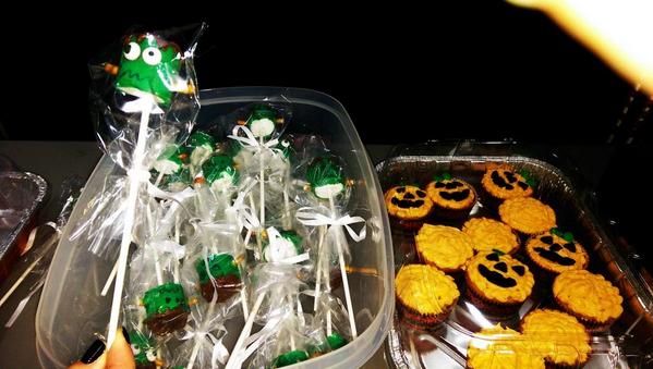 michelle06651's tweet photo. Happy Halloween from our FES Store 0959!! Awesome sauce!! http://t.co/sx0jrhjXwS