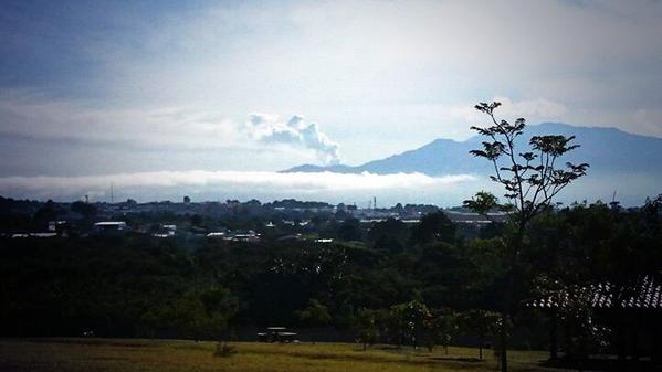 lalillyana's tweet photo. Volcán Turrialba visto hoy temprano desde el parque de nuestro condo Bosques de Velarde!! #Impresionante #naturaleza http://t.co/Kq5lrzHiOg
