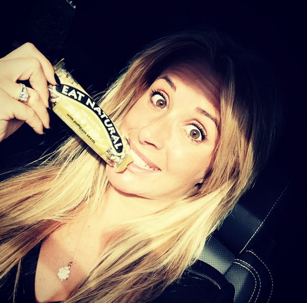 ChantalBles's tweet photo. Dankzij mijn lieve vriendin @marvyrieder eet ik vandaag tenminste iets! #geentijdomteeten dan maar een #walnutbar 😂😂😂 http://t.co/X63J6hgBmA