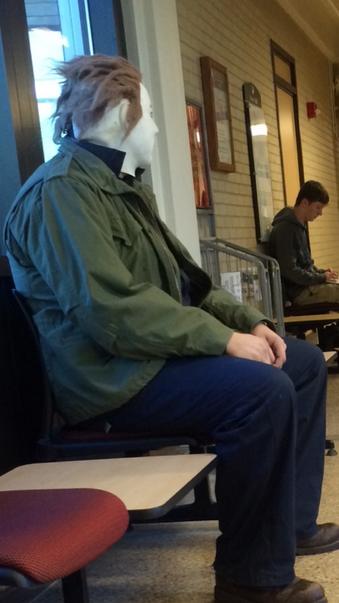 Sitting next to a celebrity, guys! 🔪🔪🔪🔪 #HappyHalloween http://t.co/fZyCPV1zb2<a href="/tag/happyhalloween"class="tags">#HappyHalloween</a>