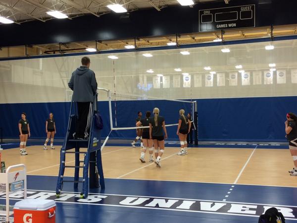 WIUVolleyball's tweet photo. @Tyler_Boike and @bee_murphy_ representing the up and down ref at our AM practice #perfectcalls http://t.co/vUnYw8fs8O
