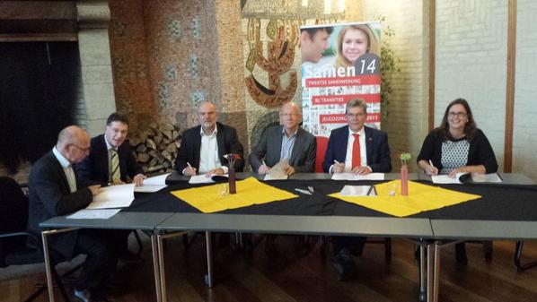 Martinvanrees's tweet photo. Ondertekening contracten tussen jeugdzorg en Samen 14! http://t.co/raG086ulHN