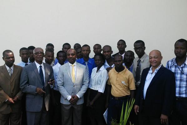 nesmymanigat's tweet photo. Des étudiants de l'Universite Publique Régionale  du Centre accueillent leur nouveau recteur Dr Kyss Jean-Marie http://t.co/r6Piac2Yy8