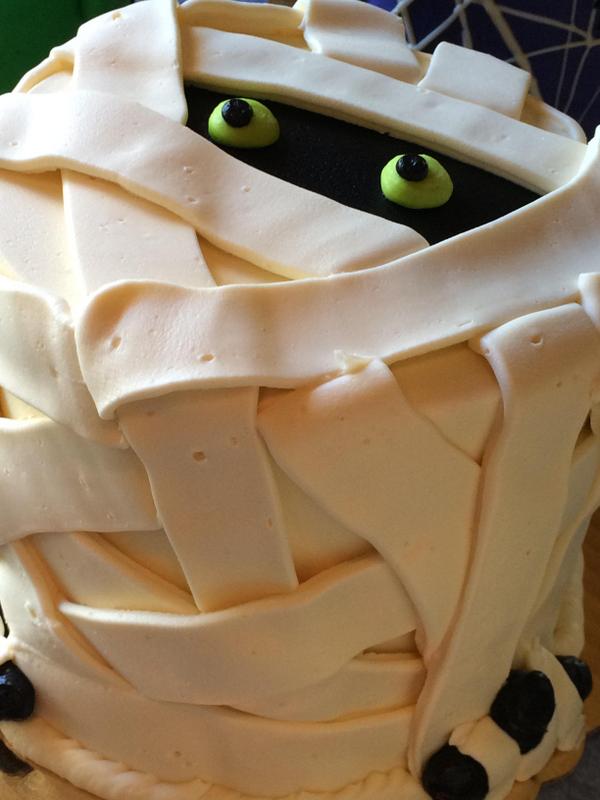 OlexasCafe's tweet photo. We'll be wrapping it all up today, come by and pick up some Halloween themed cupcakes! http://t.co/8qksERHW69
