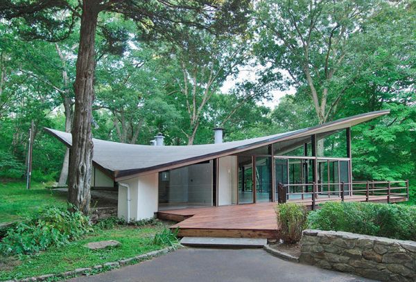 Streamsidehomes's tweet image. This #midcenturymodern house looks like it's about to take off!