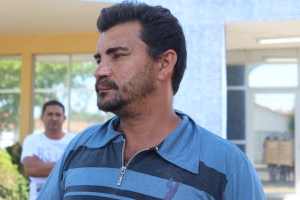 g1's tweet image. Homem diz que irmão morreu em seu lugar durante chacina: 'Atirador perguntou por mim' #G1 glo.bo/13p2dLy #G1