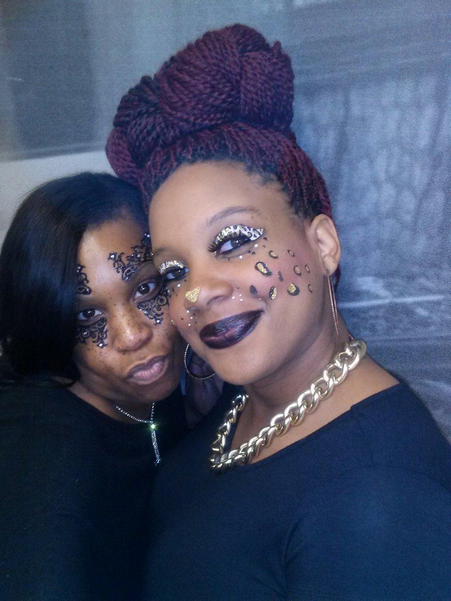 mann_mrs's tweet photo. Me and my assist in the Halloween spirit http://t.co/e6kuRgFyml