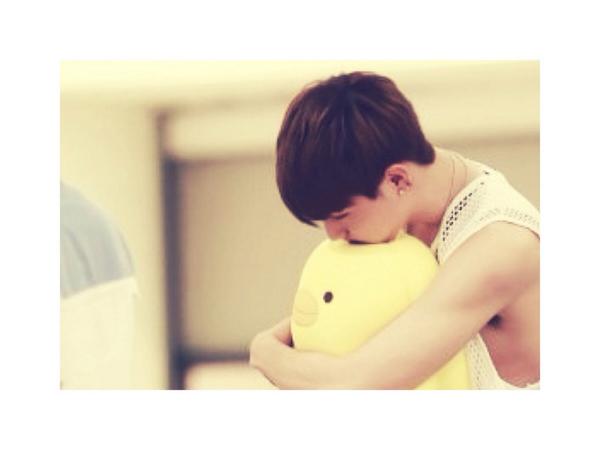 93MARKRP's tweet photo. ✍

_

너 그에게 사랑한단 말 하지마 He's just a boy
彼に愛してるって言葉を言うな

어린애 같아 속지 마
幼い子供みたいだ騙されるな

_

. http://t.co/1qtutMBKsj