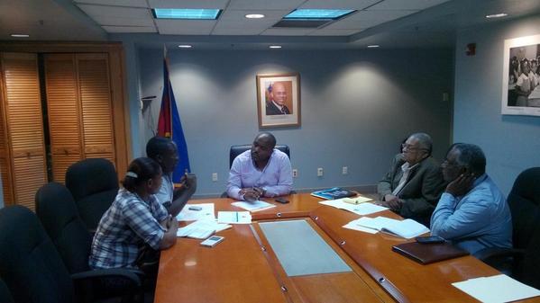 KarlJeanLouis's tweet photo. En réunion de coordination à la Primature sur le nettoyage des canaux. http://t.co/Gh7zlF4d2U