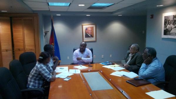 KarlJeanLouis's tweet photo. En réunion de coordination à la Primature sur le nettoyage des canaux. http://t.co/Gh7zlF4d2U
