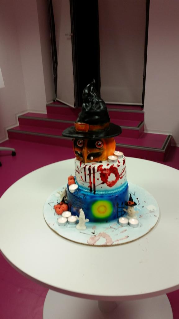 andreipante's tweet photo. #thomsonspeople cake time http://t.co/6Z9Dpg3iVB