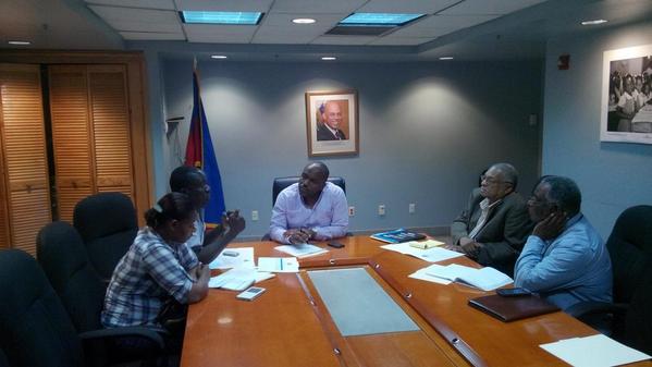 KarlJeanLouis's tweet photo. En réunion de coordination à la Primature sur le nettoyage des canaux. http://t.co/Gh7zlF4d2U