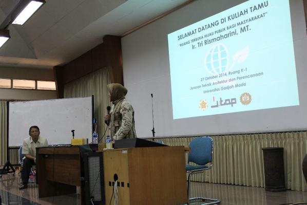 HMTPWK_UGM's tweet photo. Tanggal 27 Oktober 2014 kemaren @HMTPWK_UGM mendatangkan Walikota Surabaya Ir. Tri Rismaharini, MT dalam Kuliah tamu http://t.co/9DWJQJ5LKi