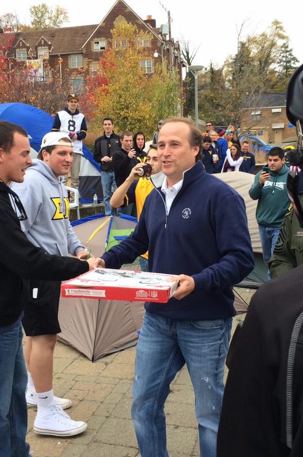 WVUfootball's tweet photo. .@Holgorsendana passing out free Papa John's pizza to residents of @WVU_TentCity http://t.co/ye1coHAwnF