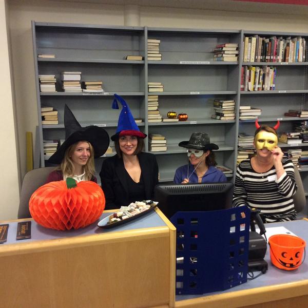 amerlibparis's tweet image. Happy Halloween from the team at the American Library in Paris! #HappyHalloween #reading #Paris