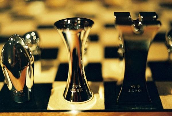 Hypermodern_'s tweet photo. Bishop, Queen &amp; King from the Hypermodern set. 3D printed in casting wax, forged in sterling silver. Mirror polished. http://t.co/HQootk7mCk