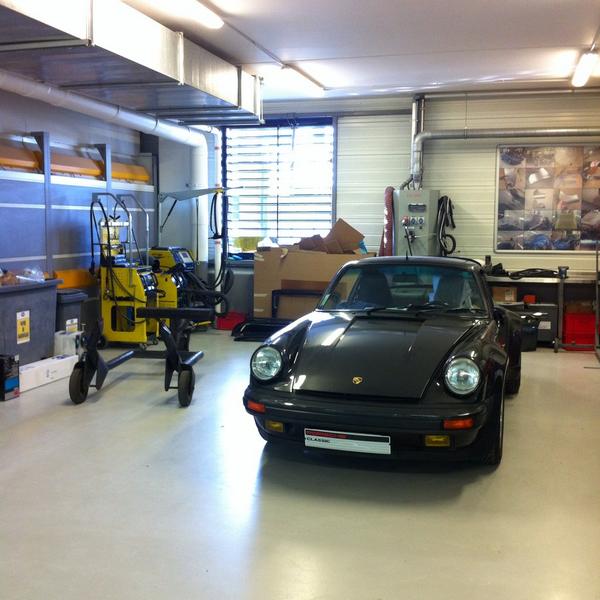 PorscheDistrib's tweet photo. #challengeporscheclassic au Centre Porsche Vélizy in progress ... #porschedistribution #930turbo http://t.co/1J1tsyhny8
