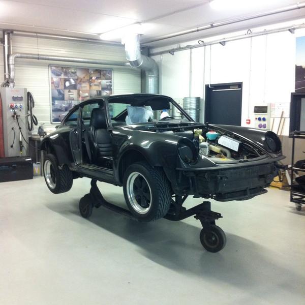 PorscheDistrib's tweet photo. #challengeporscheclassic au Centre Porsche Vélizy in progress ... #porschedistribution #930turbo http://t.co/1J1tsyhny8
