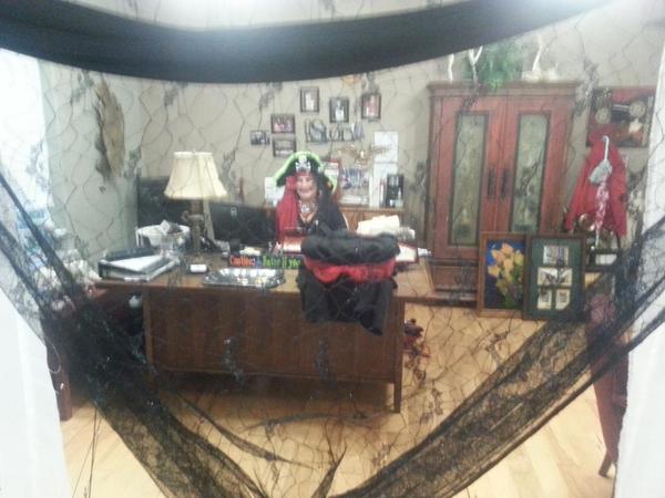 DanK10001's tweet photo. AARGH! Is Beth's only response today. Happy Halloween from Vineyard Heights. http://t.co/vJ3XoMTHqy
