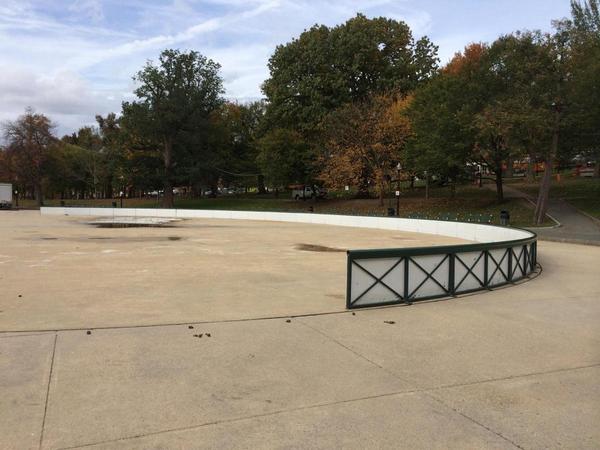 FrogPondBoston's tweet image. The boards are going up at #FrogPond. Bring on the ice! @BostonParksDept