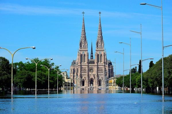 InfoPlatensetw's tweet photo. [IMPORTANTE] Juntan donaciones en #LaPlata para afectados por el temporal en #Luján y #Bragado http://t.co/oyHY6cgkXH http://t.co/Dn50dW8rgB