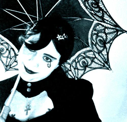 I'm sure <a href="/neilhimself/">Neil Gaiman</a> is already being flooded with Endless costumes, but I'm feeling peachy keen this Halloween...