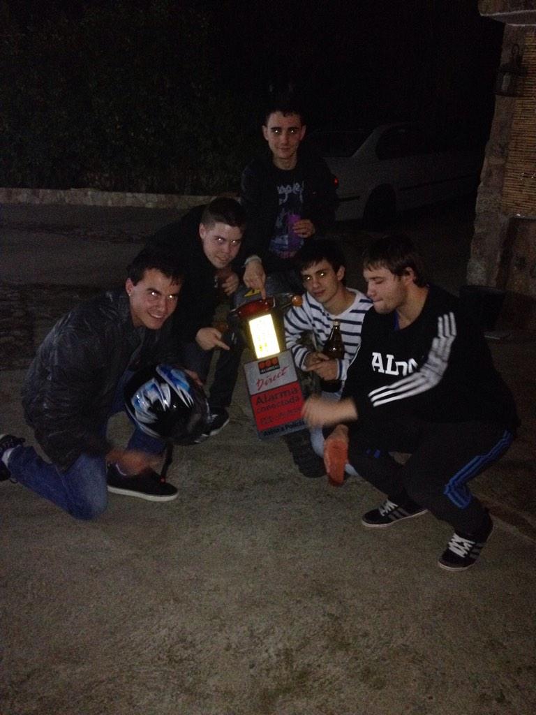 SR_S95's tweet photo. Calentando para la calbotá. Ya tenemos moto hasta con alarma @lucaslasmartin @28_pipee #yeray #pablo http://t.co/e5wm6FIXQs