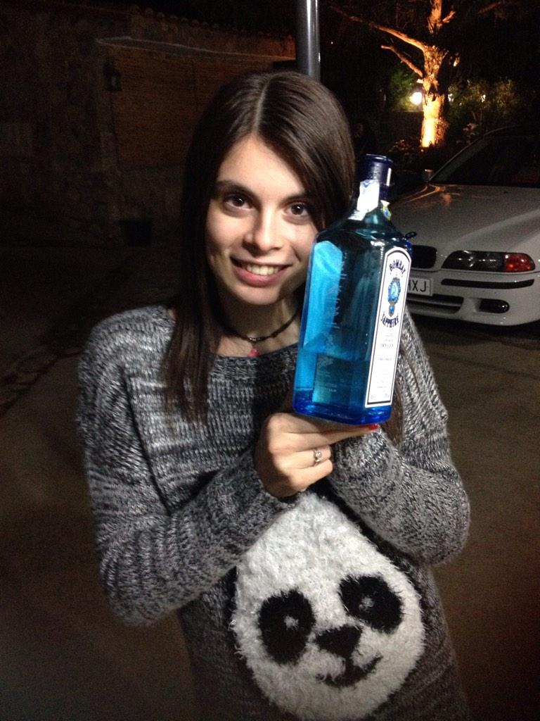 SR_S95's tweet photo. La borracha del cumpleaños @AnitaJimenezT ,compartir con ella es la ruina http://t.co/cqRmoFui1Y