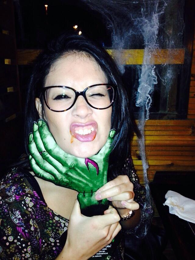 lau7ri's tweet photo. #TerrorFace Felizz Halloweeennn!! Disfrutando en FOsters HOllywood!! http://t.co/MT4n85MBCt