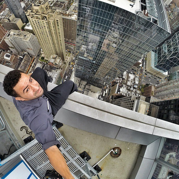mostextremepics's tweet photo. Looking down on New York City http://t.co/NCdZnY6ejb