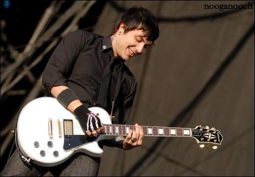 Tantas alegrías que a dado este enano hermoso, lo amo Happy Birthday Frank iero ieroween 