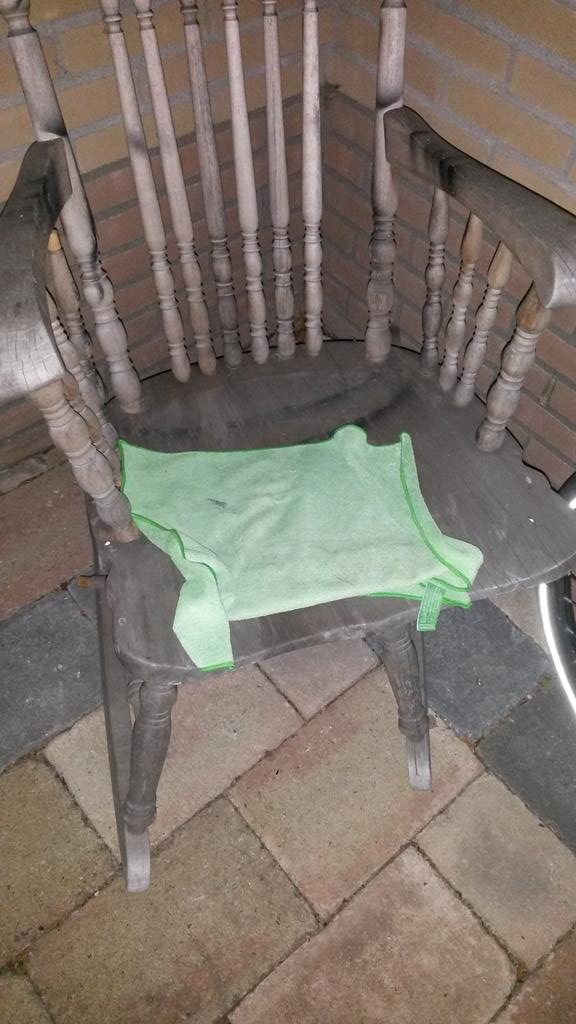 Chris wil graag zijn voetbalschoenen terug hij moet morgen namelijk nog voetballen klootzakken.