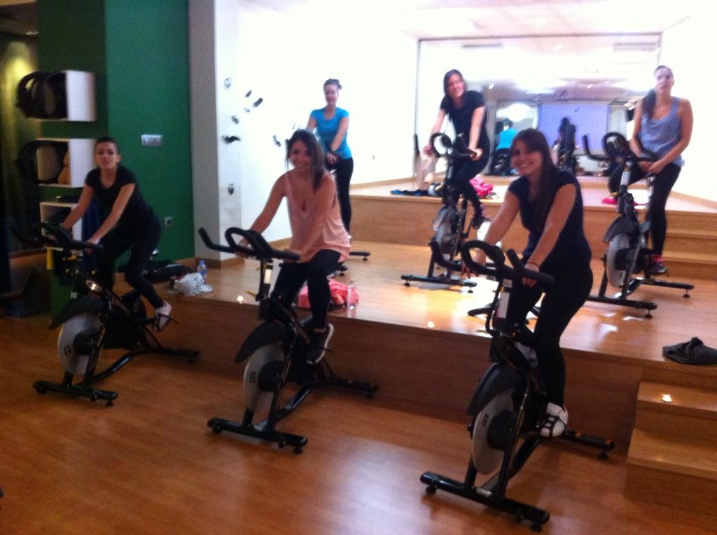 Sararvi's tweet photo. @julia_gle @mariiiniiiyaaa @Mariia353 @MiriamSusmozas @SandraMGonzalz  me como al monitor @albertogc89! #spinning http://t.co/pmBRn7amkn